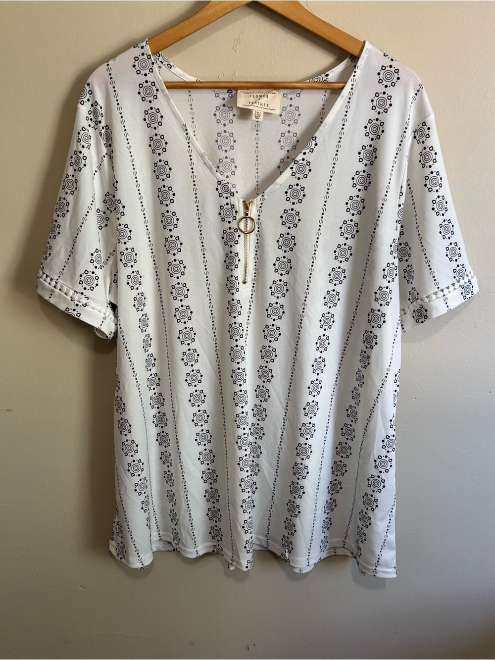 Flower & Feather XXL White Blue Print V-Neck Gold Ring Zip Blouse